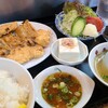 東来軒長束 - 餃子定食(税込935円)
①餃子【6個】②鶏肉天麩羅③剥き海老天麩羅④玉葱天麩羅⑤ミニサラダ(レタス&千切り甘藍&薄切り胡瓜&トマト&ポテトサラダ)⑥白ご飯⑦冷奴⑧中華スープ