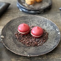 レヴォ - ②ビーツのメレンゲと鶏レバー