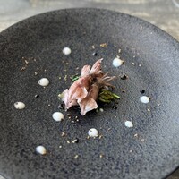 レヴォ - ⑪富山のホタルイカ薪火 ながらも 豆のスプラウト 新玉葱とイカ墨のソース 燻製マスタード ホタルイカのジュ