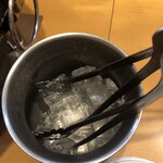 大衆炭火焼肉ジンギスカン ホルモン酒場 風土. - トング入れに氷が❤︎