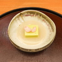 日本料理 太月 - 薄い豆を使った胡麻豆腐、ゆりね、こかぶのすり流し