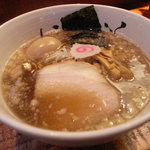 にぼぶら 鏡花 - 背脂煮干し濃口醤油ラーメン　にぼぶら