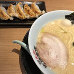 町田商店 - 醤油豚骨ラーメン、餃子