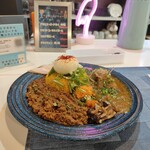 Spice house momo&meme - 左側カリフラワーのキーマカレー、右側染み染み大根のポークスパイスカレー