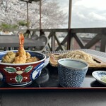 そば処 不識庵 - 見事な桜をバックに