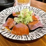 Motsuyaki Ban - ＊タン刺し（¥495）