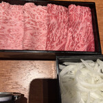 242706122 - 黒毛和牛一人鍋コース７２６０円。黒毛和牛出汁しゃぶ。立派なお肉は、どちらも脂と旨味のバランス良く、とーっても美味しくいただきました（╹◡╹）（╹◡╹）