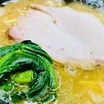 Yokohamaramemmasagoya - 【ラーメン並】850円。左下：ほうれん草。中央：低温調理のスモーキーなチャーシュー