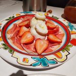 バレーナ - いちごと生ハム、ブッラータ添え2,800円、めっちゃ映える！