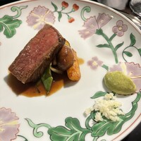 銀座うかい亭 - うかい牛サーロインロースト　春野菜
                      レモンの香りをつけた塩、ハーブの香りをつけたマスタードが用意されています