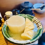 Toridashi Oden Samon - 大根と筍 奥に見えるのは黒七味/柚子胡椒/味噌だれ