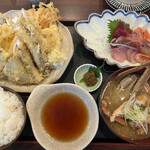 Ichiba Shokudou Sakana Ya - 特大穴子と野菜天ぷら定食１９８０円
                      刺身変更＋３００円。圧巻のボリュームです。味もかなりのレベルです。穴子天ぷら、美味しかった〜