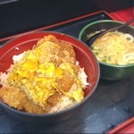 めん次郎 - カツ丼定食。改装して隣のうどんづくしのめん次郎と一緒になった。そんなもんやから一気にメニューが増えて悩む。結果カツ丼定食に至るがカツは昔と同様うすーいままでしたで¥580。流石にうどんの質は向上してます^o^