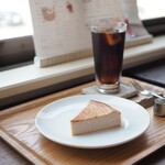 カフェ イモアン - 苺のベイクドチーズチーズケーキとアイスコーヒー