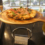 カフェ トスティーナ - ベビーリーフと生ハムのピザ