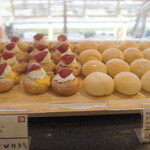 カフェ トスティーナ - いちごのデニッシュ、あまおうのいちごアンパン