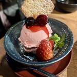 炭火焼肉 たけのうち - いちごアイス