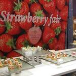 カフェ トスティーナ - 期間限定スイーツが並ぶビュッフェ台