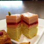 カフェ トスティーナ - いちごとピスタチオのガトー断面