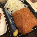 九州料理 マルキュウ - ハムカツ、厚切りでカリッとしてカラシと相性◎