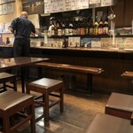 九州料理 マルキュウ - 店内、カウンターとテーブルあり広いです