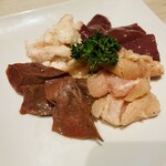 焼肉うしすけ - ホルモン盛り合わせ