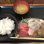 Fujiyasu Shokudou - うおやす定食のごはん大盛り&ネタ大漁盛り。