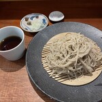 蕎麦 ろうじな - “もりそば”。出て来た瞬間に蕎麦のツヤと色味を見、「ああこれは間違いない！」と直感。そして食して「おお、やっぱり」と確信しました。