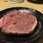 Yukidaruma Nakano Beya - これが、国内ラム肉の輸入量2%という、
                        アイスランド産の高級厚切りラム肉。
                        オススメの焼き加減だという
                        ミディアムレアで焼き上げまして…