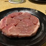 242717279 - これが、国内ラム肉の輸入量2%という、
                                  アイスランド産の高級厚切りラム肉。
                                  オススメの焼き加減だという
                                  ミディアムレアで焼き上げまして…