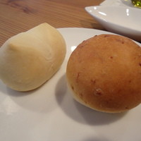 ル　ピニョン - 【パン】玄米のパン（右）とはちみつとミルクのパン（左）