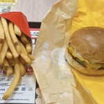 ロッテリア - 絶品チーズバーガーセット❤️
            ドリンクはコーラ♪
            （撮り忘れた）