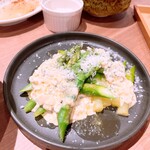 イタリア食堂 Ricco 21 - 茹でアスパラガスとトリュフ風味のタルタル
      ～ビスマルク仕立て～