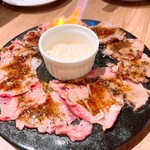 イタリア食堂 Ricco 21 - 雪塩とチーズで食べる和牛の炙りカルパッチョ
      