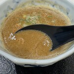 淡麗拉麺 己巳 - 濃厚は魚介豚骨ベースに香ばしい海老の香り