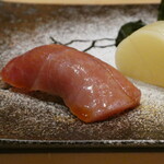 鮨 つきうだ - トロ　右にはべったら漬け