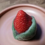 だるまや餅菓子店 - 草餅あまおう340円