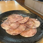 Yakiniku Kingu - 付き出しの豚タン塩？別に要らんと思うんだが…