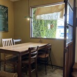 バナナカフェ - 店内も店主ご夫婦の手づくり感が素敵