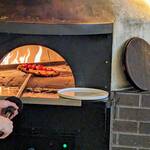 トトト - ピザを焼いているところ(マルゲリータとクワトロフォルマッジのハーフ＆ハーフ)