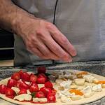 トトト - ピザを作っているところ(マルゲリータとクワトロフォルマッジのハーフ＆ハーフ)