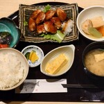 麻布 あみ城 - 一汁五菜 あみ城の昼膳 鶏もも肉炭火焼 (1800円) [同行者]