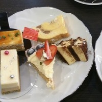 四季庭 カフェ＆レストラン - ロールケーキ、ティラミス、レアチーズ、ナッツ入りスポンジとクリームが層になったケーキ、フルーツタルト