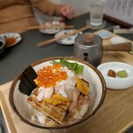 Utsuke - UTSUKE丼、松 ～ 鰻蒲焼き、雲丹、いくら、甘海老、ホタテ、カニ等が盛り付けてありました。 薬味に三つ葉に海苔。 そしてお茶漬け用にだし汁と梅、山葵が添え付けてあります