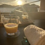 グランルーク しまなみ - 来島海峡大橋と夕陽、ウェルカムドリンクのポンジュースと今治タオルのおしぼり♩