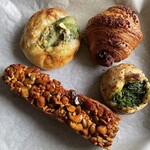 あおぞら - ツナアボカドフォカッチャ¥250内、チョコクロワッサン¥270内、キャラメルナッツカスクート¥350内、めかぶの黒ごまフォカッチャ¥200内