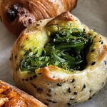 あおぞら - めかぶの黒ごまフォカッチャ¥200内　名物。めかぶの量に毎度圧倒される。パンを食べたというよりめかぶを食べたという感想になるほどめかぶ。美味い。