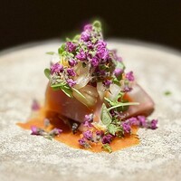 銀座 有涯 - ❷造 ～香ばしく藁焼きされた氷見産のメジマグロは柔らかく上品な旨味。玉葱を漬け込んだ醤油と卵黄醤油、紫蘇の花が美しく盛られ若々しさが表れている。