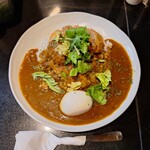 カルダモン． - 春キャベツ入りミンチカツカレー半熟ゆで卵付き