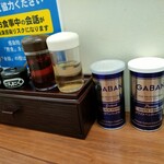 めん屋 正㐂 - カウンターの香辛料